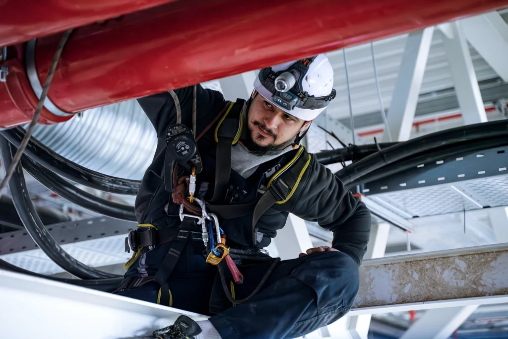 Az alpinista szakember sprinkler rendszert telepít